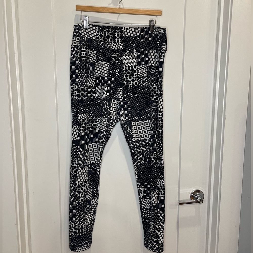 LuLa Roe TC black and white leggings